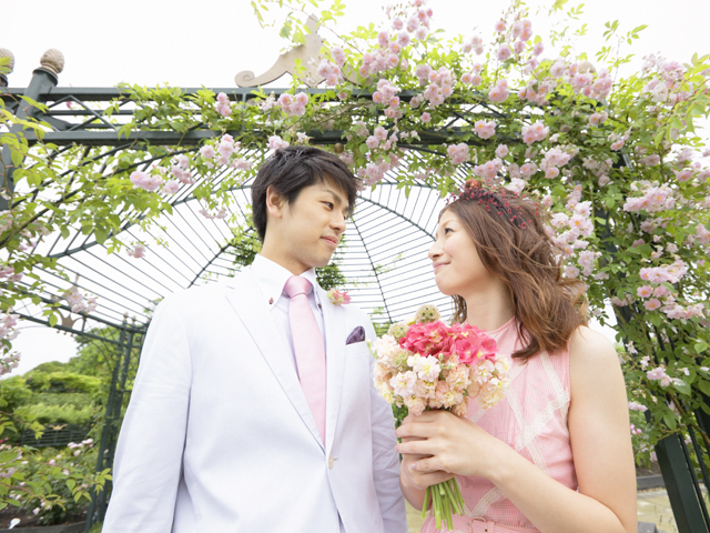 結婚式の向き合う二人