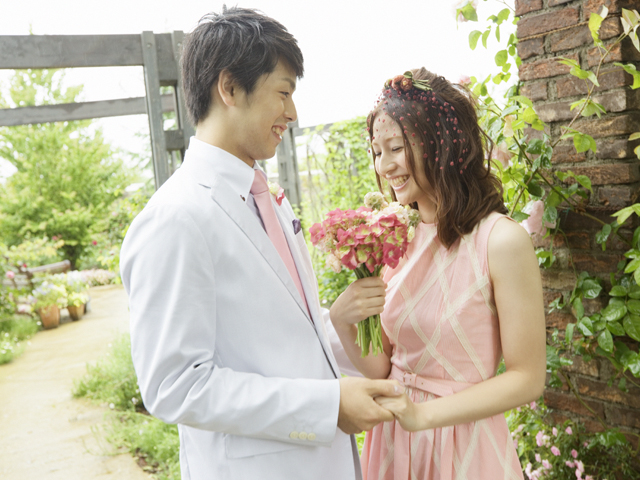 結婚式での幸せそうな二人